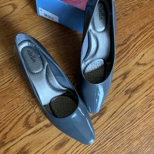 Abella new gray patent leather gray pump in box